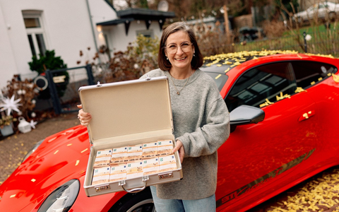 Endlich kann ich auch mal unvernünftig sein!- 10-Euro-Los katapultiert Mutter aus Mühlheim vom Kleinwagen in den Porsche - Foto: presseportal.de
