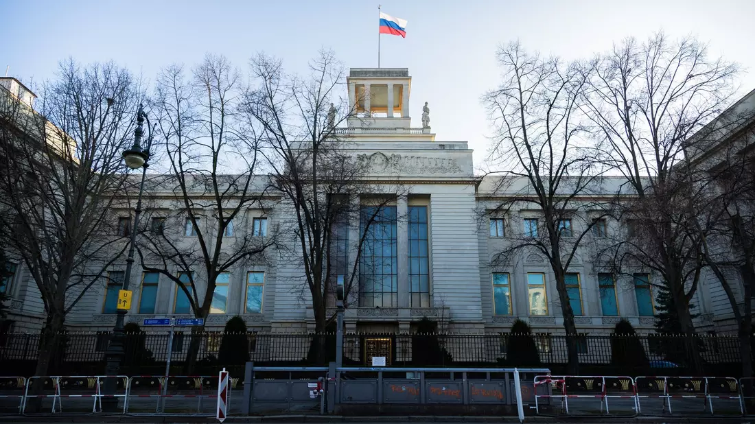 Eine Kontaktperson in der russischen Botschaft soll für einen Geheimdienst arbeiten.  - Bild: Christoph Soeder/dpa