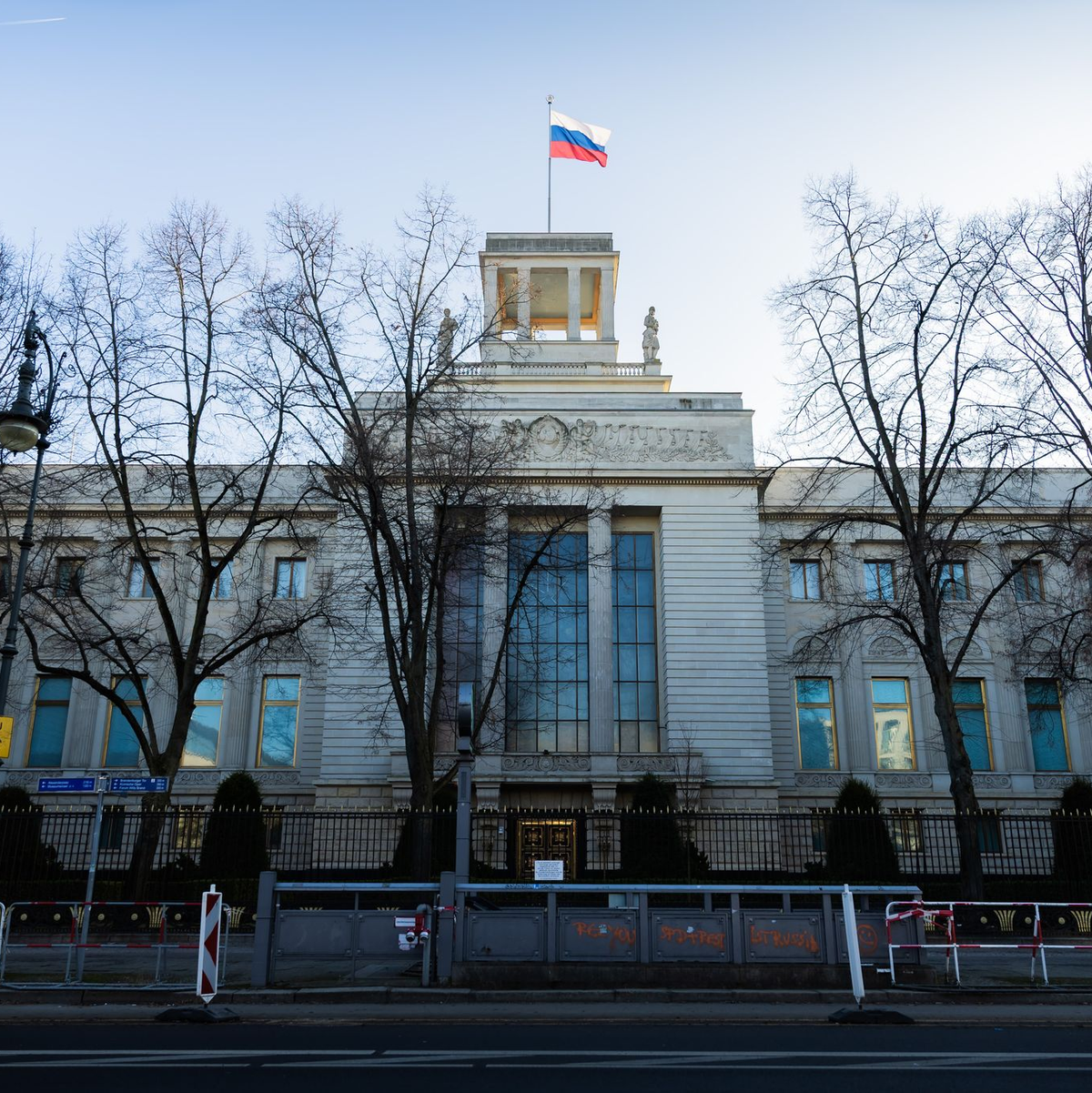 Eine Kontaktperson in der russischen Botschaft soll für einen Geheimdienst arbeiten.  - Foto: Christoph Soeder/dpa