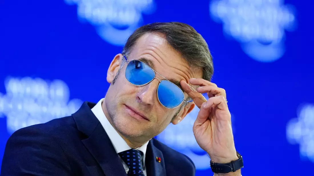 Mit seinem Auftritt mit Sonnenbrille in Davos landete Macron auf vielen Titelseiten (Archivbild). - Bild: Markus Schreiber/AP/dpa