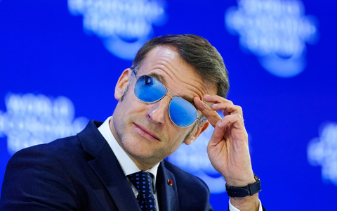 Mit seinem Auftritt mit Sonnenbrille in Davos landete Macron auf vielen Titelseiten (Archivbild). - Foto: Markus Schreiber/AP/dpa