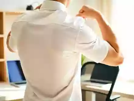 „Stolze Brust“: Diese einfache Übung bekämpft den Büro-Rundrücken - Foto: über boerse-global.de