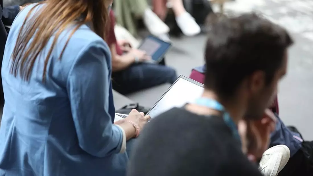 Junge Leute mit Laptop (Archiv) - Bild: via dts Nachrichtenagentur