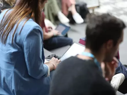 Junge Leute mit Laptop (Archiv) - Foto: via dts Nachrichtenagentur