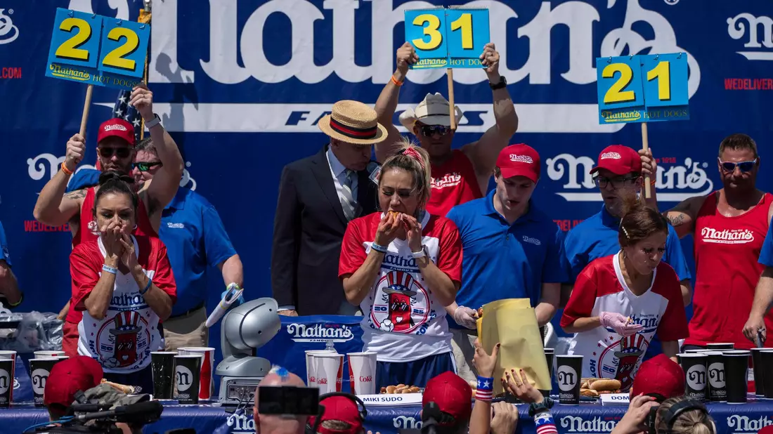 Nathan's ist international für das Hotdog-Wettessen auf Coney Island bekannt. (Archivbild) - Bild: Yuki Iwamura/AP/dpa