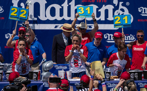 Nathan's ist international für das Hotdog-Wettessen auf Coney Island bekannt. (Archivbild) - Foto: Yuki Iwamura/AP/dpa