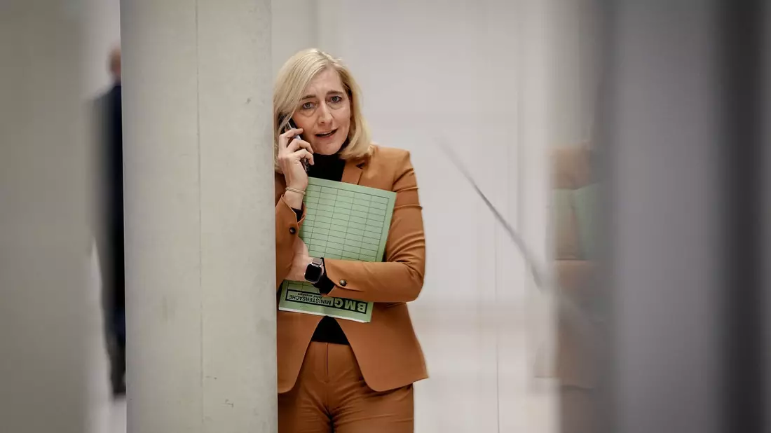 Gesundheitsministerin Warken plant eine große Pflegereform. (Archivbild) - Bild: Kay Nietfeld/dpa