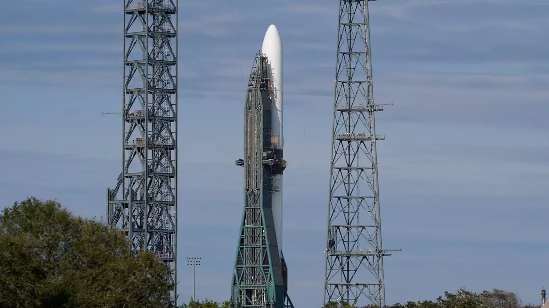 Jeff Bezos tritt mit den Raketen von Blue Origin gegen Elon Musks SpaceX an. (Archivbild) - Bild: John Raoux/AP/dpa