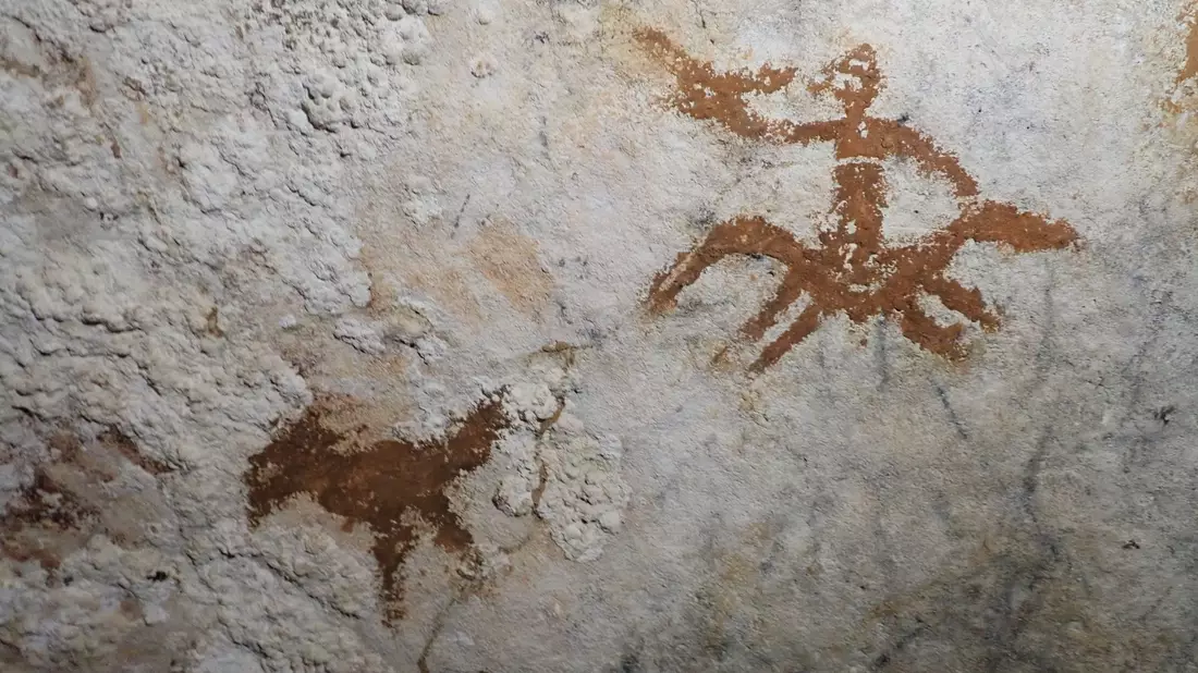 Die Wissenschaftler entdeckten eine Hand-Schablone, die mindestens 67.800 Jahre alt ist. - Bild: Maxime Aubert/Griffith University/dpa