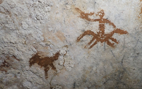 Die Wissenschaftler entdeckten eine Hand-Schablone, die mindestens 67.800 Jahre alt ist. - Foto: Maxime Aubert/Griffith University/dpa