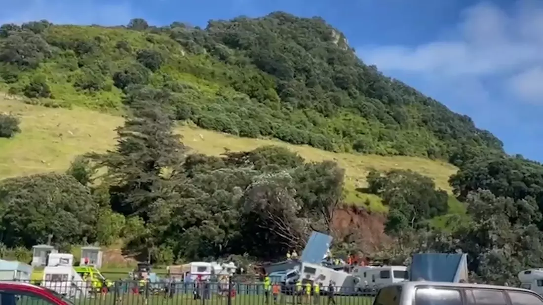 Der Erdrutsch auf einem Campingplatz begrub unter anderem den Toilettenblock.  - Bild: Supplied/Radio NZ/dpa