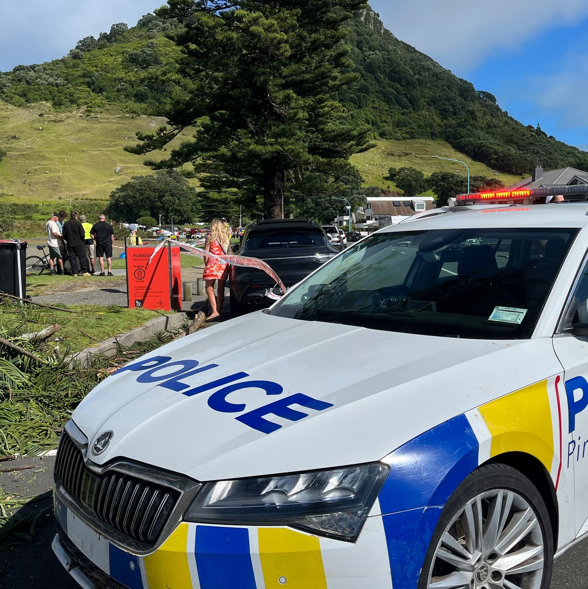 Die Polizei spricht noch von Rettungs- und nicht von Bergungsarbeiten. - Foto: STUFF/STUFF/AP/dpa