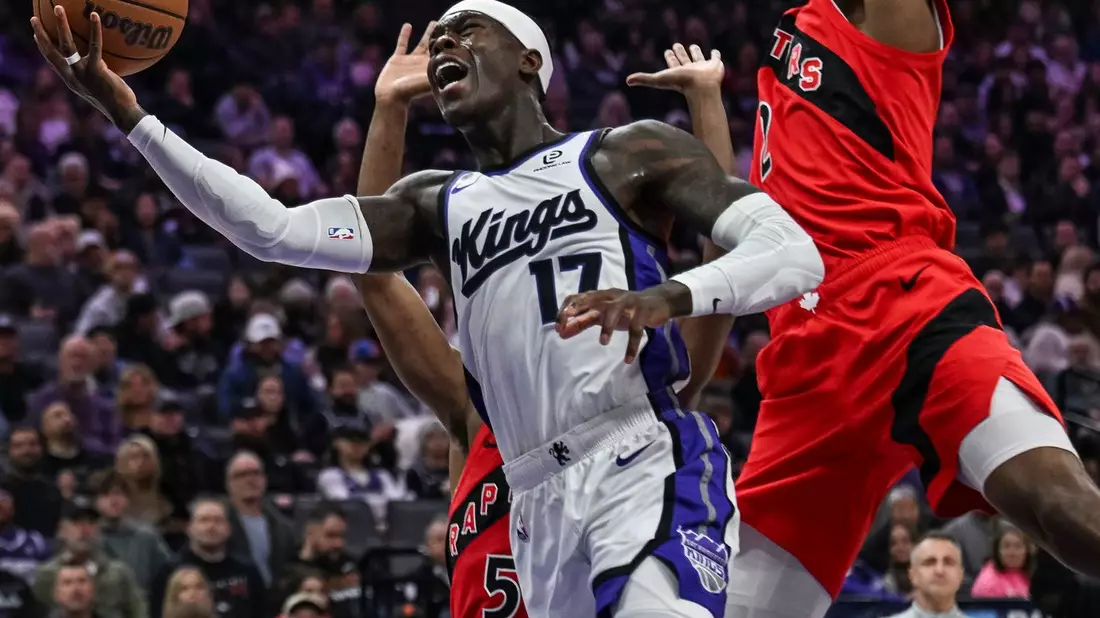 Dennis Schröder (vorne) konnte die nächste Pleite für die Kings nicht verhindern. - Bild: Justine Willard/AP/dpa