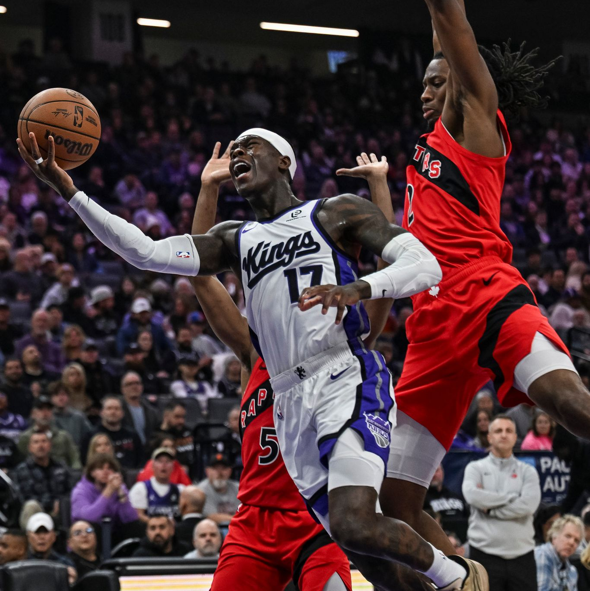 Dennis Schröder (vorne) konnte die nächste Pleite für die Kings nicht verhindern. - Foto: Justine Willard/AP/dpa