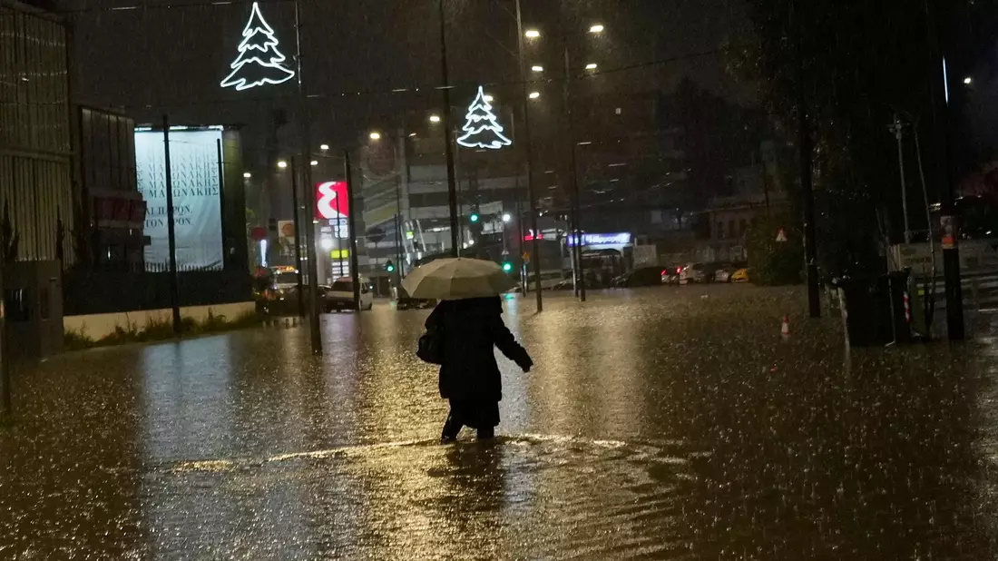 Der Sturm richtete in verschiedenen Ländern des Mittelmeers - wie hier in Griechenland - erhebliche Schäden an. - Bild: Petros Giannakouris/AP/dpa