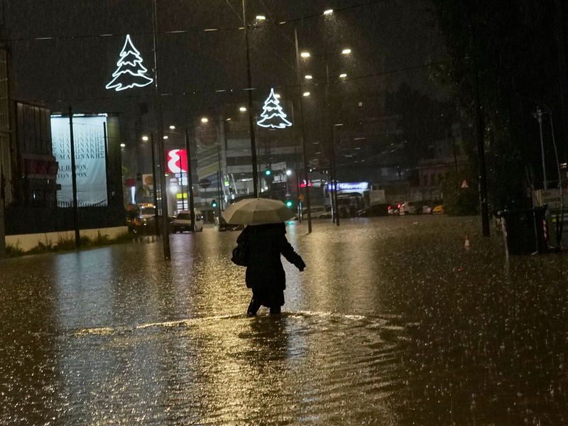 Der Sturm richtete in verschiedenen Ländern des Mittelmeers - wie hier in Griechenland - erhebliche Schäden an. - Foto: Petros Giannakouris/AP/dpa