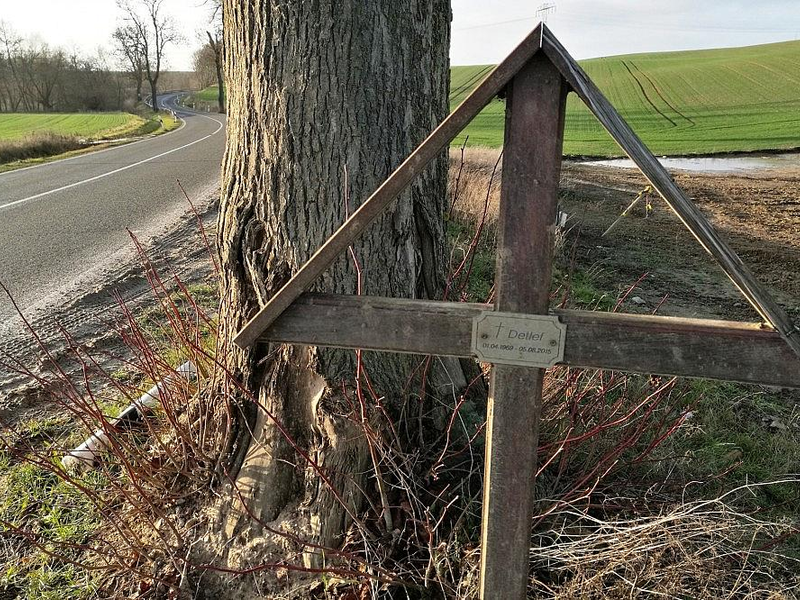 Unfallkreuz an Straßenrand (Archiv) - Foto: via dts Nachrichtenagentur