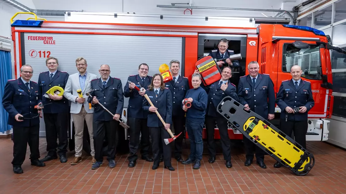 FW Celle: Jahreshauptversammlung der Ortsfeuerwehr Bostel - Mit 90 Jahren mit neuem Auto und neuem Kommando richtig durchstarten - Bild: presseportal.de