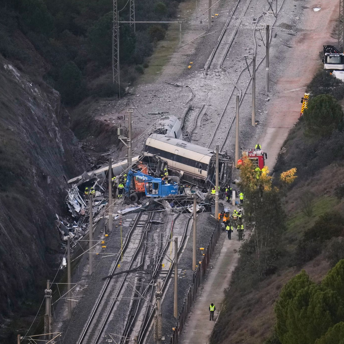 Nach dem schweren Zugunglück in Südspanien werden nun Details zu den Opfern bekannt. - Foto: Manu Fernandez/AP/dpa