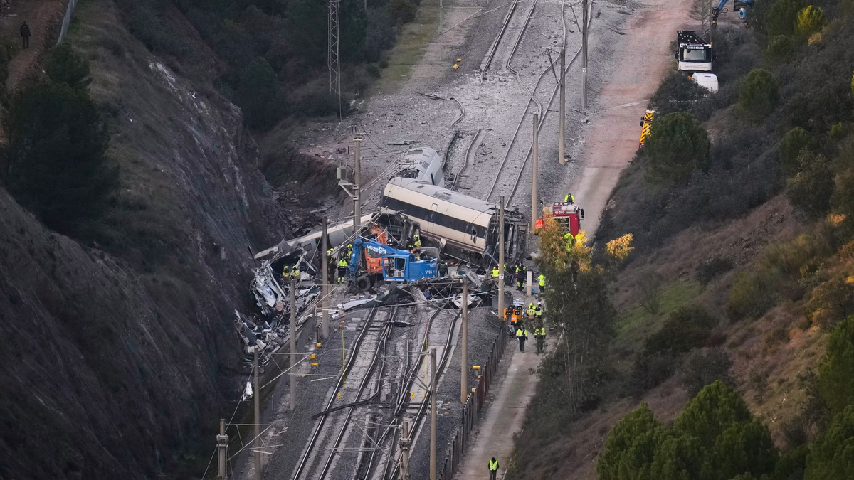 Nach dem schweren Zugunglück in Südspanien werden nun Details zu den Opfern bekannt.   - Foto: Manu Fernandez/AP/dpa