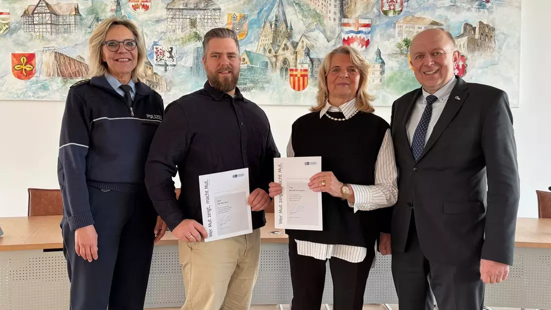 POL-PB: Courageehrung: Zwei couragierte Zeugen für Hilfeleistung geehrt - Bild: presseportal.de