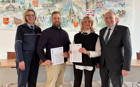 POL-PB: Courageehrung: Zwei couragierte Zeugen für Hilfeleistung geehrt - Foto: presseportal.de