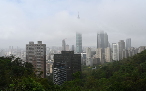 508 Meter, nur Glas, Stahl und Beton: Der Taipeh 101. - Foto: Johannes Neudecker/dpa