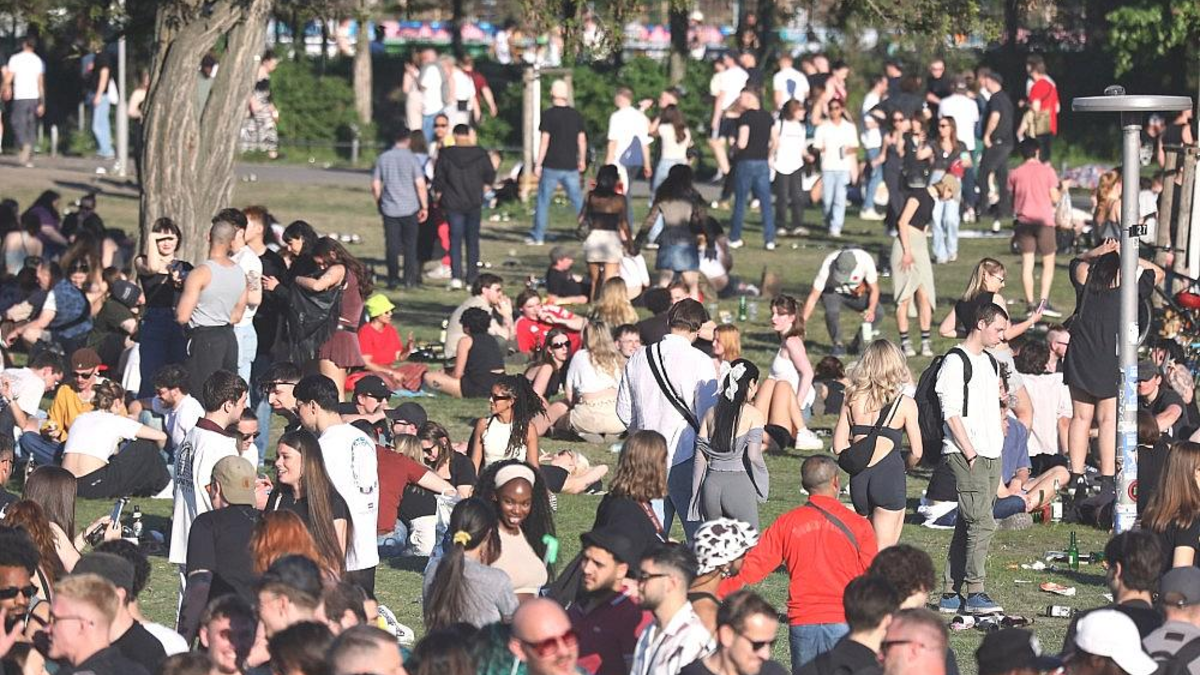 Junge Leute in einem Park (Archiv) - Foto: via dts Nachrichtenagentur