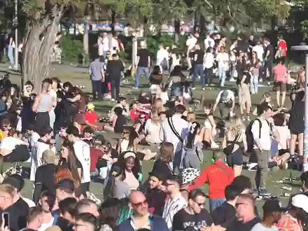 Junge Leute in einem Park (Archiv) - Foto: via dts Nachrichtenagentur