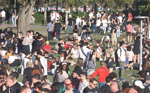 Junge Leute in einem Park (Archiv) - Foto: via dts Nachrichtenagentur