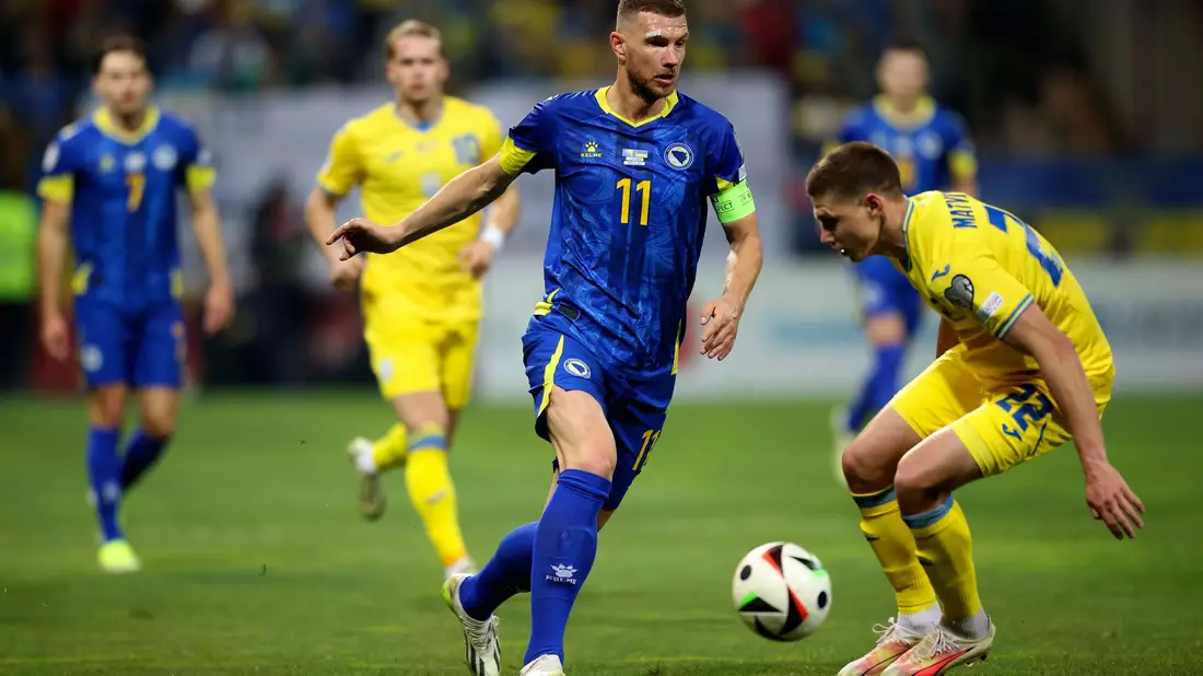 Edin Dzeko (M) will zukünftig in der 2. Bundesliga stürmen. (Archivbild) - Bild: Armin Durgut/AP