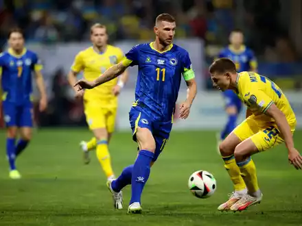 Edin Dzeko (M) spielt zukünftig in der 2. Bundesliga stürmen. (Archivbild) - Foto: Armin Durgut/AP
