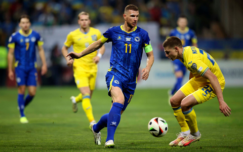 Edin Dzeko (M) spielt zukünftig in der 2. Bundesliga stürmen. (Archivbild) - Foto: Armin Durgut/AP