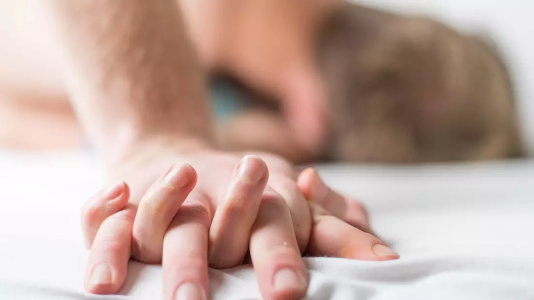 Jugendliche warten heute länger mit dem «ersten Mal» als noch vor sechs Jahren, wie eine Umfrage ergab. - Bild: Christophe Gateau/dpa