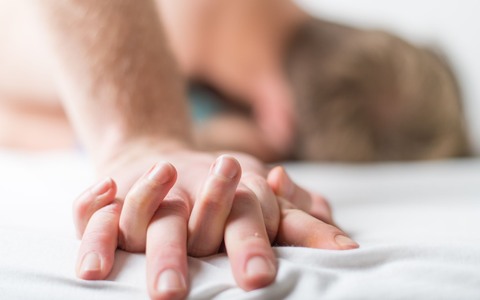 Jugendliche warten heute länger mit dem «ersten Mal» als noch vor sechs Jahren, wie eine Umfrage ergab. - Foto: Christophe Gateau/dpa