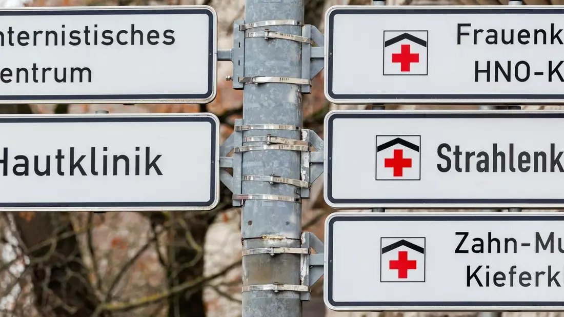 Notversorgung soll gewährleistet sein, geplante Operationen könnten verschoben werden. An Unikliniken soll in der kommenden Woche die Arbeit niedergelegt werden (Symbolbild) - Bild: Daniel Karmann/dpa
