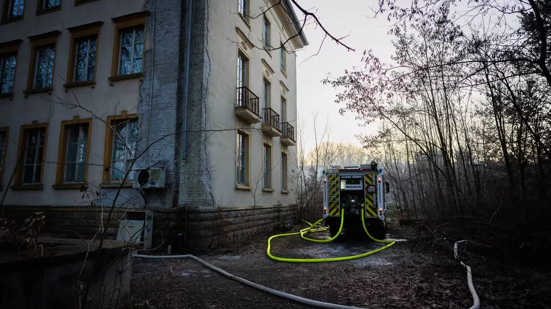Der Brand breitete sich in einem ehemaligen Lehrgebäude aus.  - Bild: Christoph Soeder/dpa