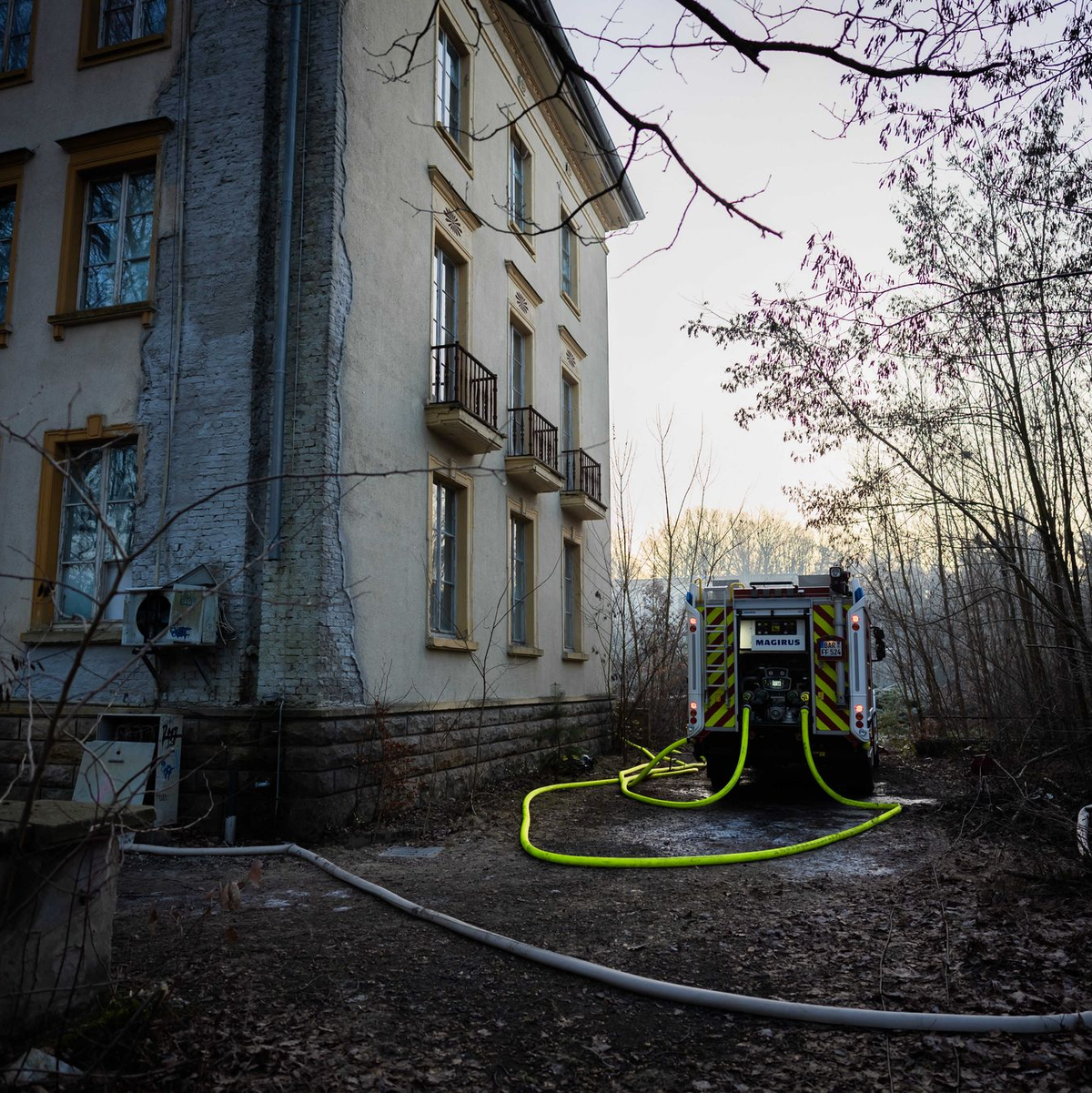 Der Brand breitete sich in einem ehemaligen Lehrgebäude aus.  - Foto: Christoph Soeder/dpa