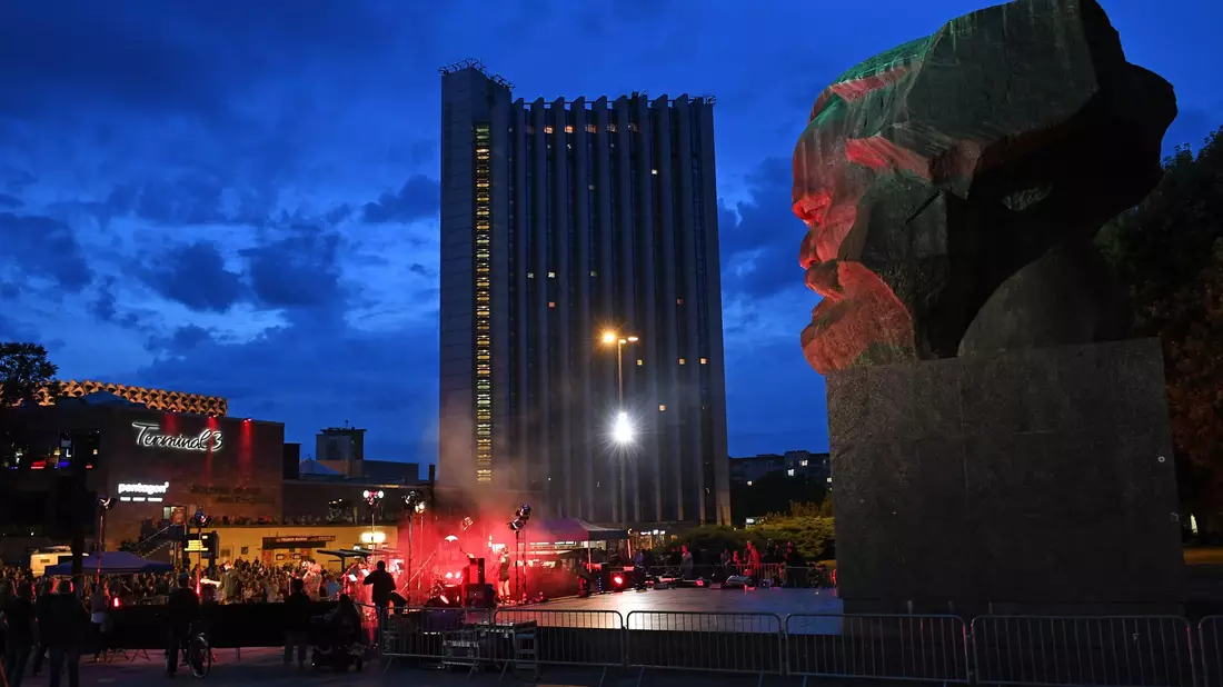 Blick auf das Congress Hotel unweit des Karl-Marx-Monuments in Chemnitz (Archivbild) - Bild: Hendrik Schmidt/dpa-Zentralbild/dpa