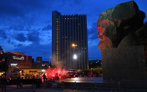 Blick auf das Congress Hotel unweit des Karl-Marx-Monuments in Chemnitz (Archivbild) - Foto: Hendrik Schmidt/dpa-Zentralbild/dpa