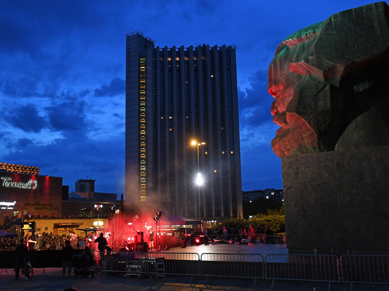 Blick auf das Congress Hotel unweit des Karl-Marx-Monuments in Chemnitz (Archivbild) - Foto: Hendrik Schmidt/dpa-Zentralbild/dpa