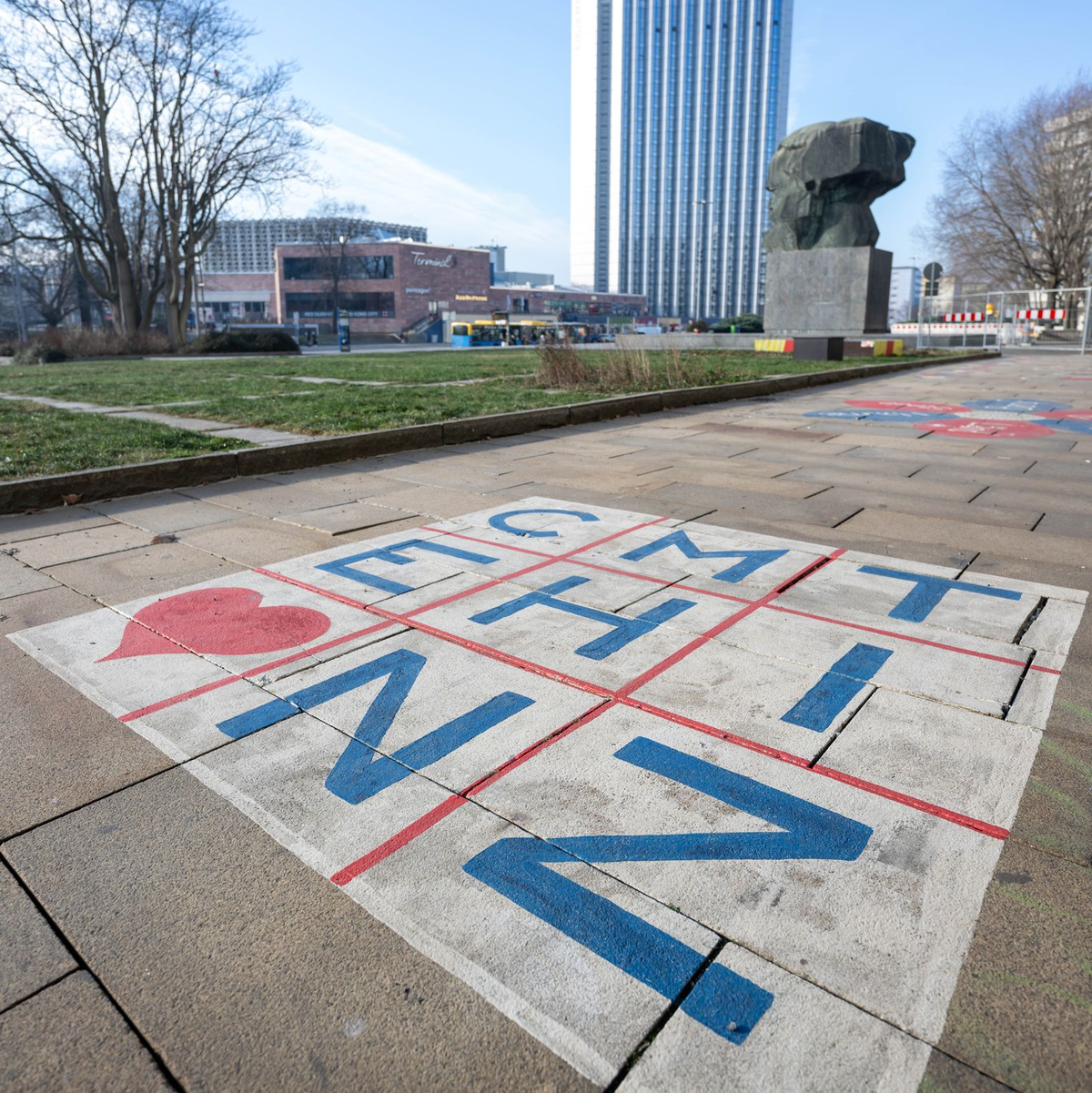 Mit fast 100 Metern überragt das Chemnitzer Congress Hotel die Innenstadt (Archivbild) - Foto: Hendrik Schmidt/dpa