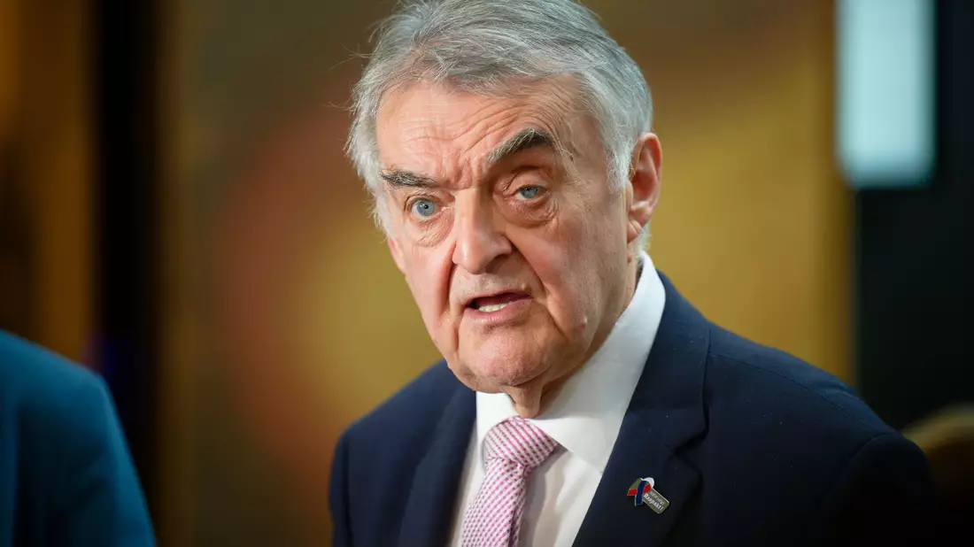 Innenminister Herbert Reul besichtigte den Tatort. (Archivbild) - Bild: Henning Kaiser/dpa