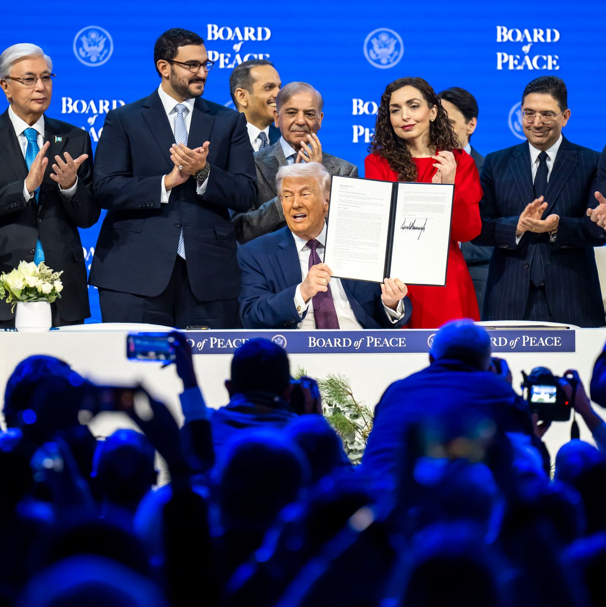 «Friedensrat»-Gründer Trump schart in Davos die Erstunterzeichner um sich. - Foto: Gian Ehrenzeller/KEYSTONE/dpa