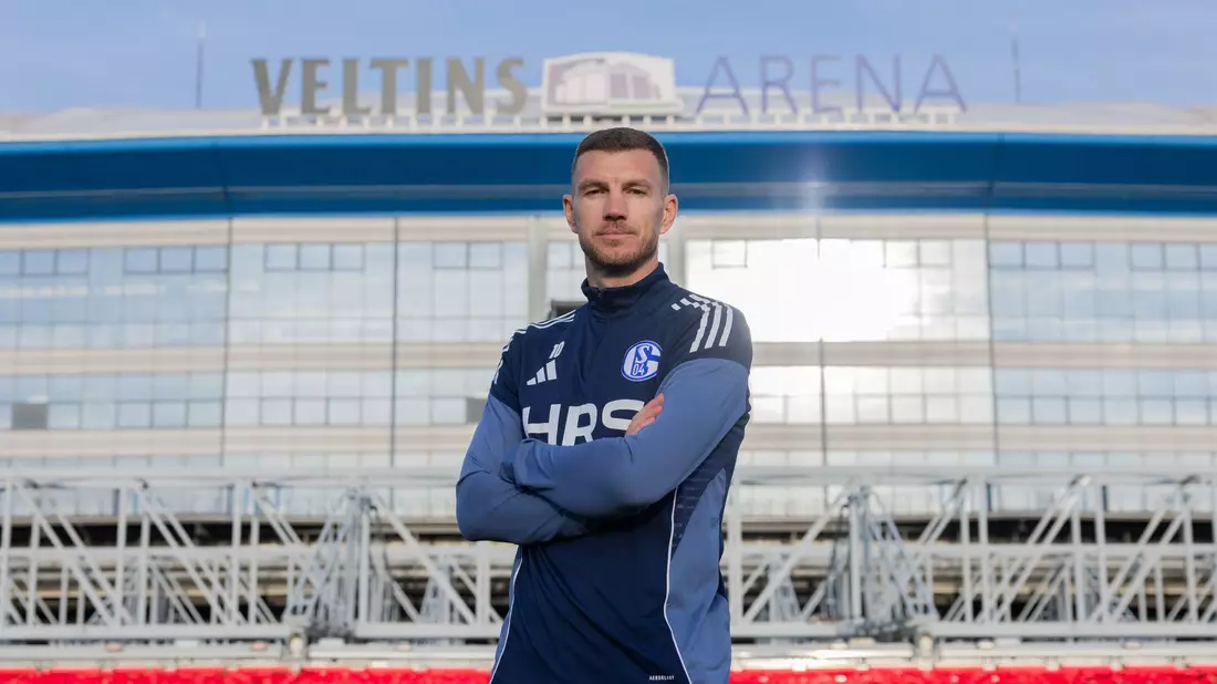 Edin Dzeko will Schalke zum Aufstieg verhelfen. - Bild: Rolf Vennenbernd/dpa