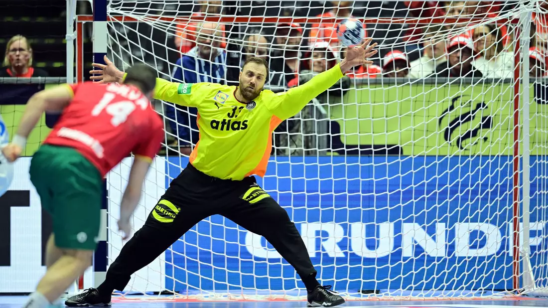 Deutschlands Handballer dürfen weiter vom EM-Halbfinale träumen. - Bild: Sina Schuldt/dpa
