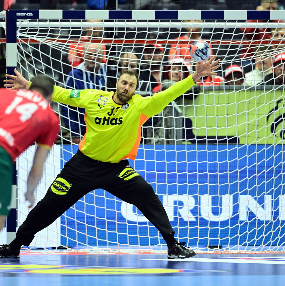 Deutschlands Handballer dürfen weiter vom EM-Halbfinale träumen. - Foto: Sina Schuldt/dpa