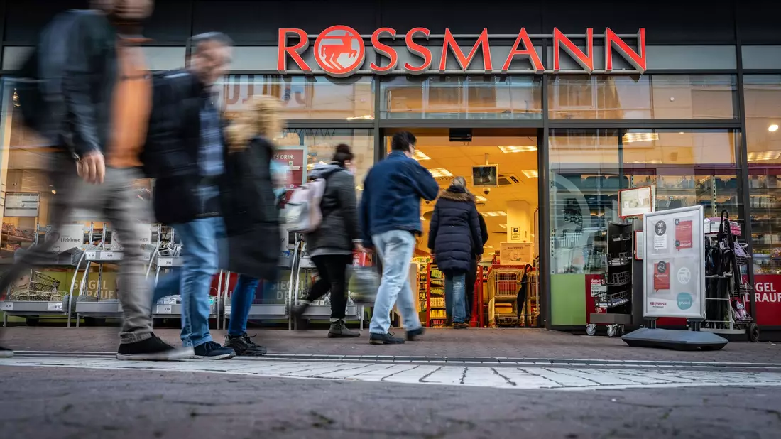 Rossmann gehört nach eigenen Angaben zu den größten Drogeriemarktketten in Europa – und sagt nun den klassischen Apotheken den Kampf an. (Archivbild) - Bild: Frank Rumpenhorst/dpa