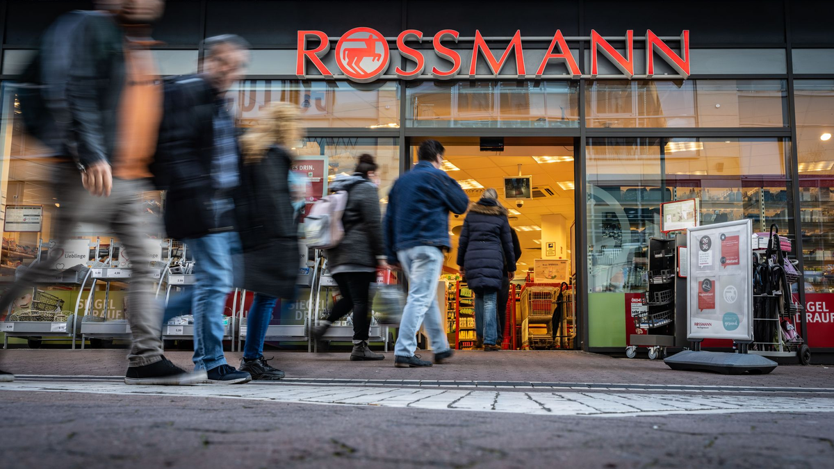 Rossmann gehört nach eigenen Angaben zu den größten Drogeriemarktketten in Europa – und sagt nun den klassischen Apotheken den Kampf an. (Archivbild) - Foto: Frank Rumpenhorst/dpa