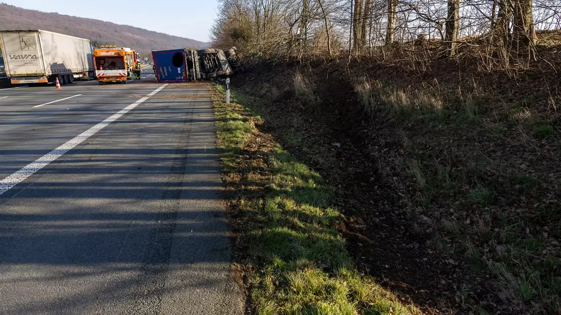FW Porta Westfalica: 22.01.2026 - A2: Schwerer LKW-Unfall / 1 Verletzter - Bild: presseportal.de